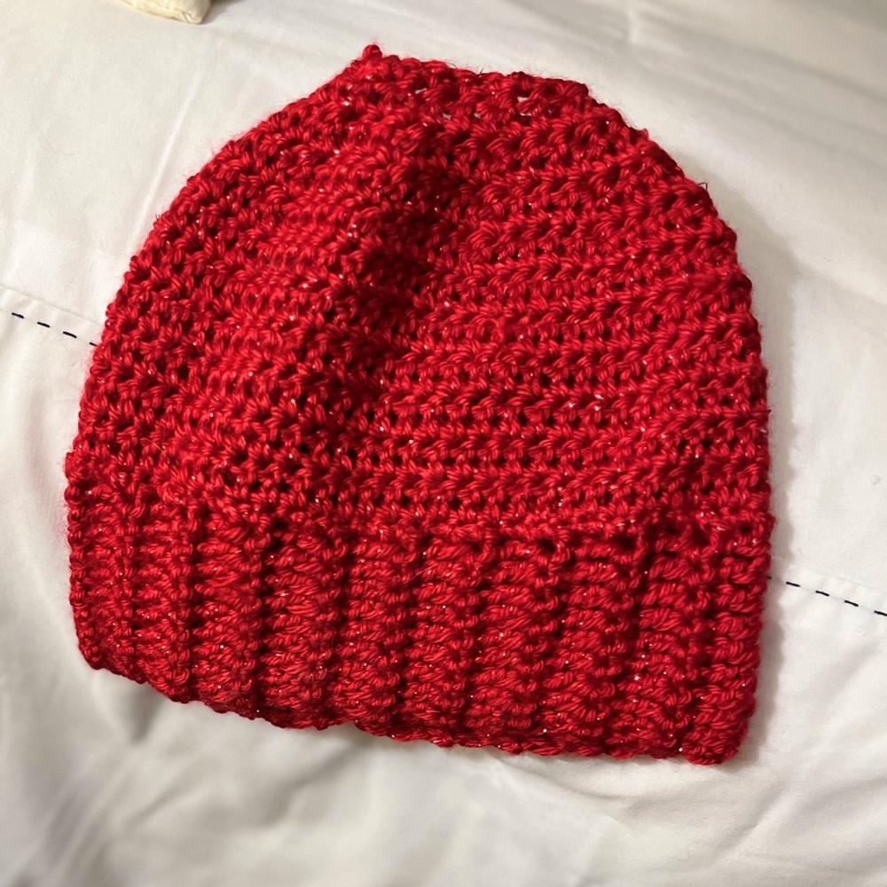 Winter knit hat with ponytail hole